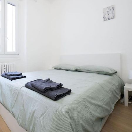 Apartment 4 Stops From The City Center Milán Exterior foto