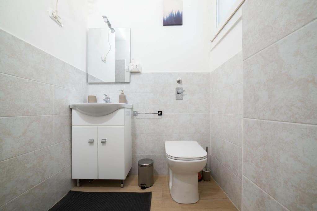 Apartment 4 Stops From The City Center Milán Exterior foto