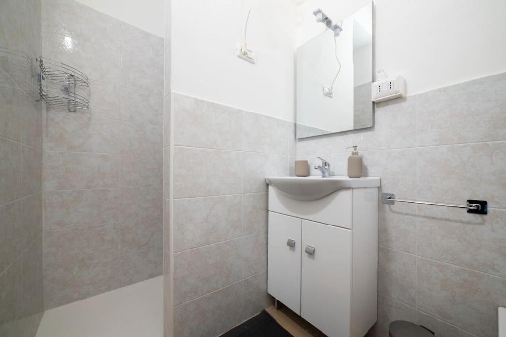 Apartment 4 Stops From The City Center Milán Exterior foto